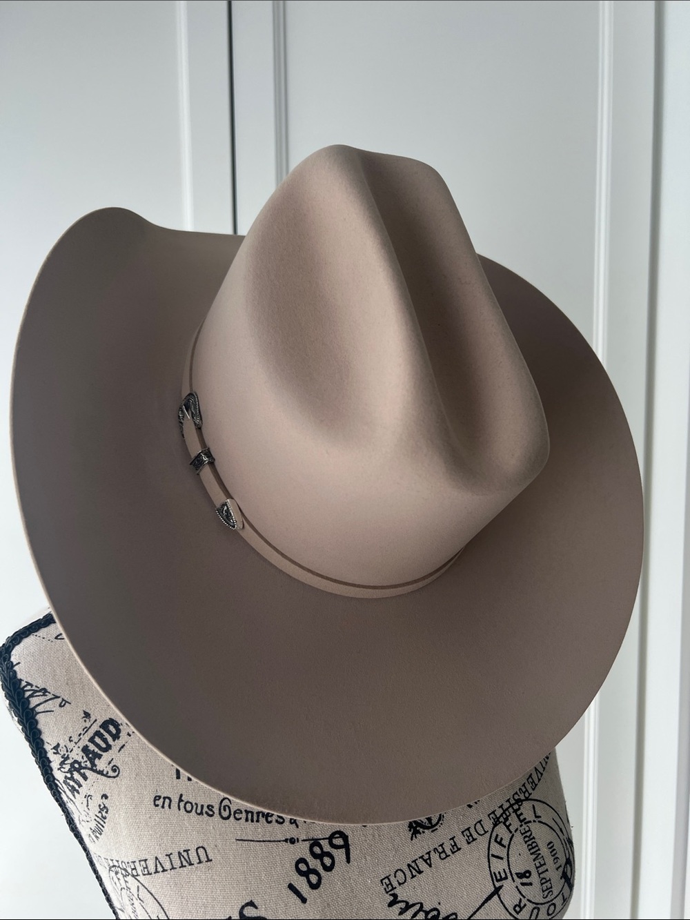 Men's Taupe Felt Western Hat with Decorative Buckle Band